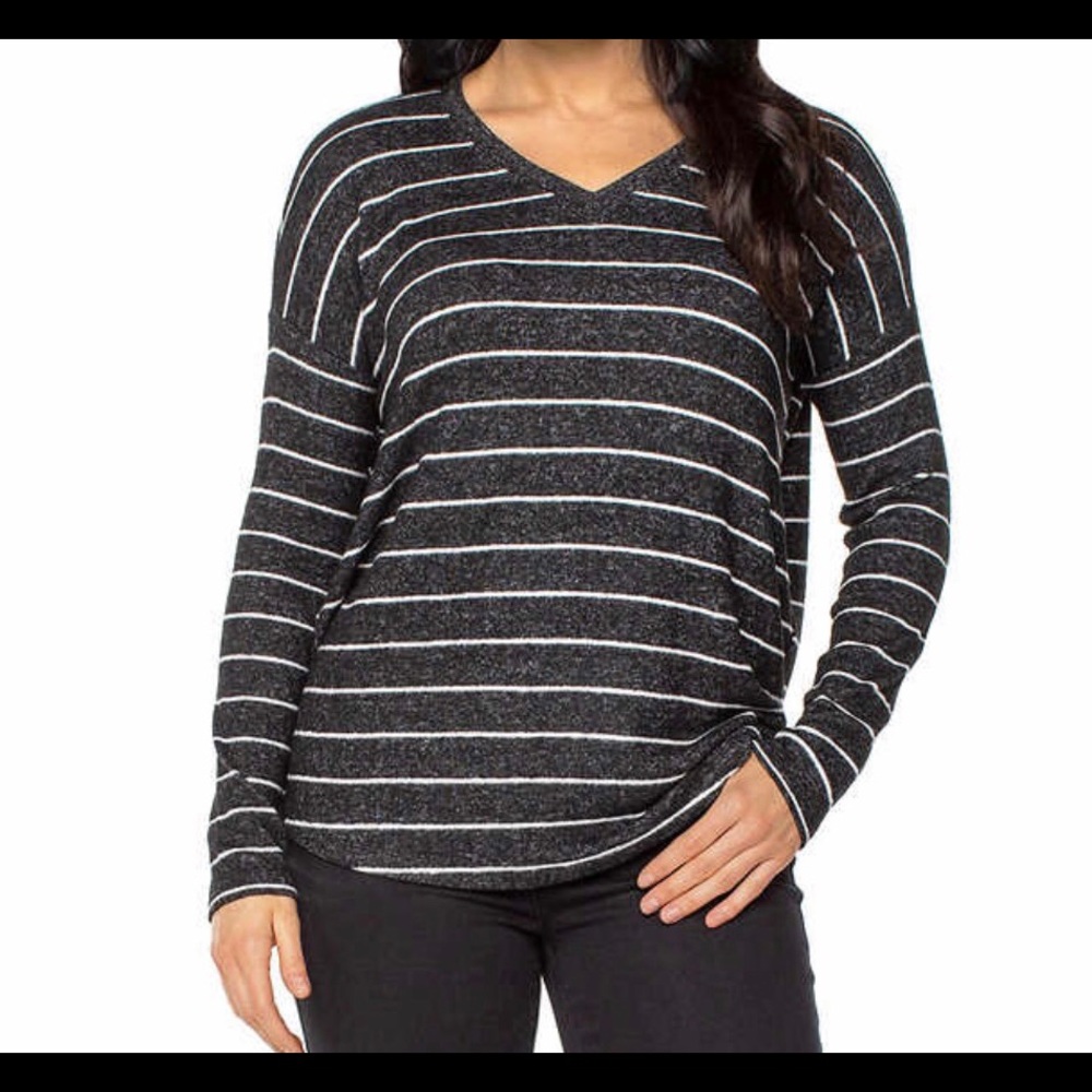 Well Worn Ladies V-neck Top